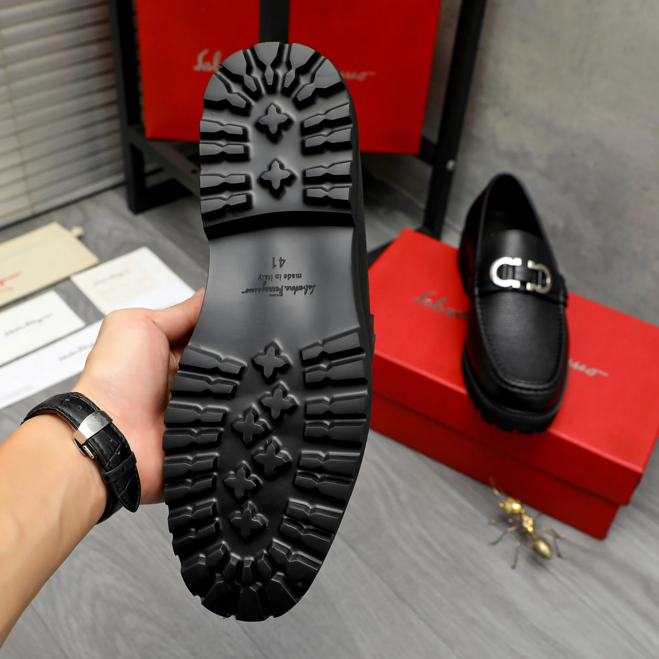 Men's shoes 💰540 Product trademark: Ferragamo "Ferragamo" business slip-on leather shoes Regular size: 38-44 (45.46 custom-made, non-returnable) Product materials: Selected high-quality small pebbled cowhide upper, cowhide lining, original outsole